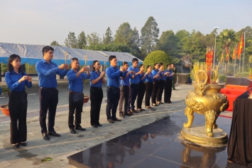 Bình Phước: Lễ dâng hương tưởng niệm các anh hùng liệt sĩ kỷ niệm 50 năm Ngày Giải phóng miền Nam, thống nhất đất nước (30/4/1975 - 30/4/2025)