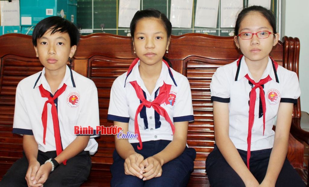 3 tấm gương học sinh vượt khó của Trường THCS Phước Tín (từ trái qua: Minh Nhí, Tú Xương và Phương Anh)