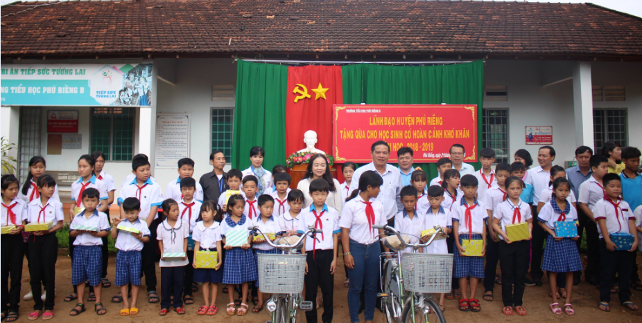 Lãnh đạo huyện phú Riềng tặng quà học sinh nhân dịp đầu năm học mới.
