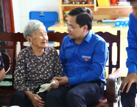 BÍ thư Thường trực Trung ương Đoàn Nguyễn Anh Tuấn thăm, tặng quà mẹ Việt Nam anh hùng Hà Thị Tần tại thị xã Đồng Xoài